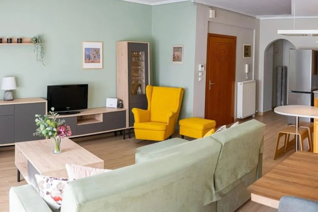 Spacious And Comfy Apartment By Golden Host location